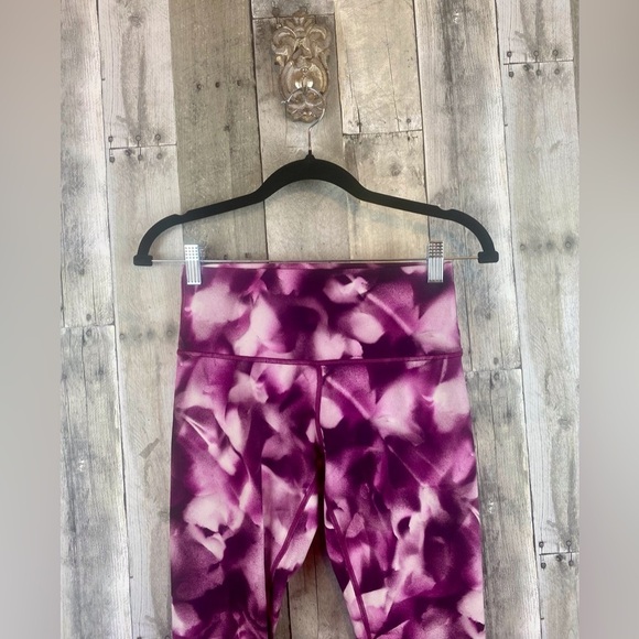 Lululemon Wunder Under Crop (Hi-Rise) 21" in Blush Blossom Size 6. - Picture 4 of 14